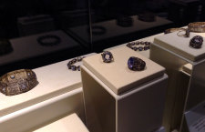 Due anelli di Mario Buccellati del 1933, i uno in oro giallo e argento platinato entrambi traforati medellati e incisi con uno smeraldo una rubellite sfaccettate centrali , circondati da diamanti taglio a rosa