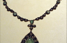 Mario Buccellati, collana con pendente del 1919 in oro giallo e argento, con 8 smeraldi cabochon, 63 diamanti taglio a rosa, 5 smeraldi sfaccettati