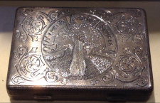 Mario Buccellati 1929, portasigarette rettangolare in argento con incisione di un braccio che emerge dai flutti e porta un ramo di quercia e la scritta Memento Audere Semper
