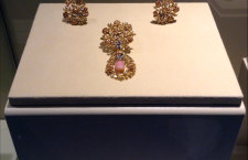 Gianmaria Buccellati 1992, spilla e orecchini a fogliette in oro giallo incassato in brillanti. Il pendente della spilla ha una perla goccia “conch”