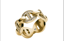 Michael Kors, anello Maritime Linkk in acciaio placcato oro e cristalli. Prezzo: 88 euro