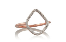 Monica Vinader, anello in vermeil placcato in oro rosa 8 carati e diamanti. Prezzo: 305 euro