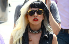 Lady Gaga con collana minimalista