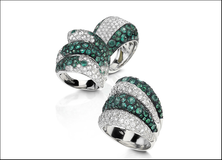Verdi, anelli in oro bianco con diamanti e smeraldi