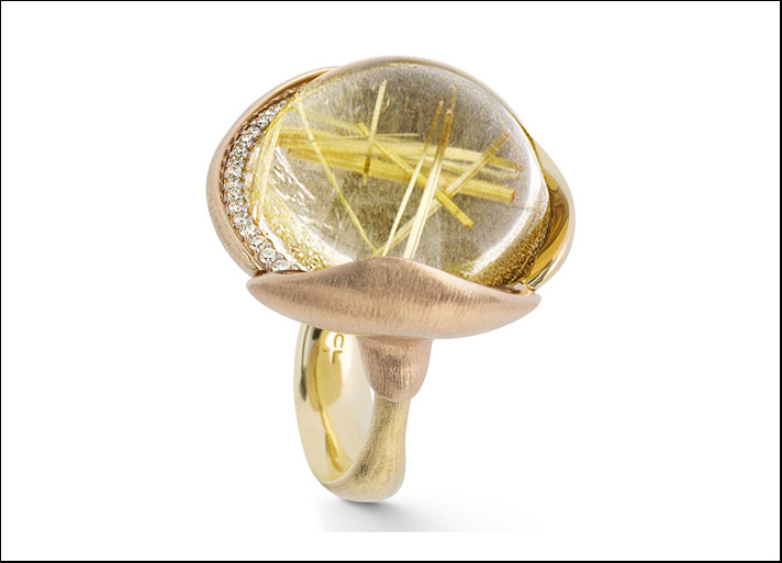 Golden, anello in oro giallo e rosa con un quarzo rutilo cabochon e file di diamanti bianchi