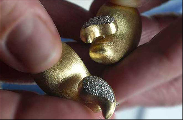 Cachemire orecchini in oro lavorato a mano con bulino e diamanti