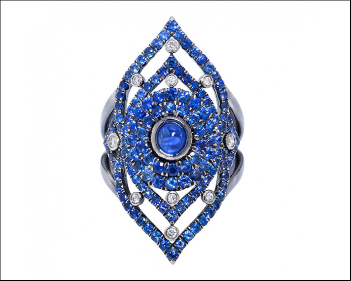 Vanessa Kandiyoti, anello Chakra terzo occhio in oro ossidato con diamanti bianchi, zaffiri cabochon. Prezzo: 7500 euro