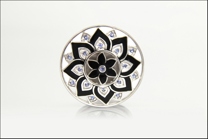 Buddha Mama, anello Mandala in argento sterling, zaffiri blu e smalto nero. Prezzo: 700 euro 