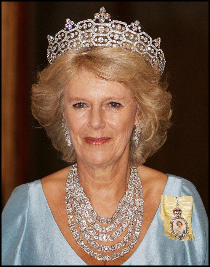 Camilla con tiara e collana di diamanti