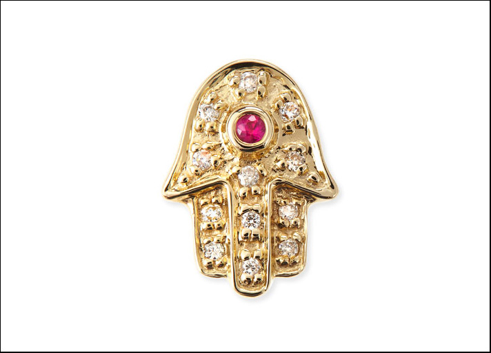 Sidney Evan, mano di Fatima orecchini in oro 14 carati con diamanti e rubini. Prezzo: 400 euro 