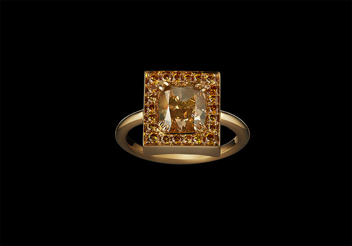 Anello in oro con un diamante fancy orange taglio cuscino di 3,20 carati circondato da altri diamanti orange