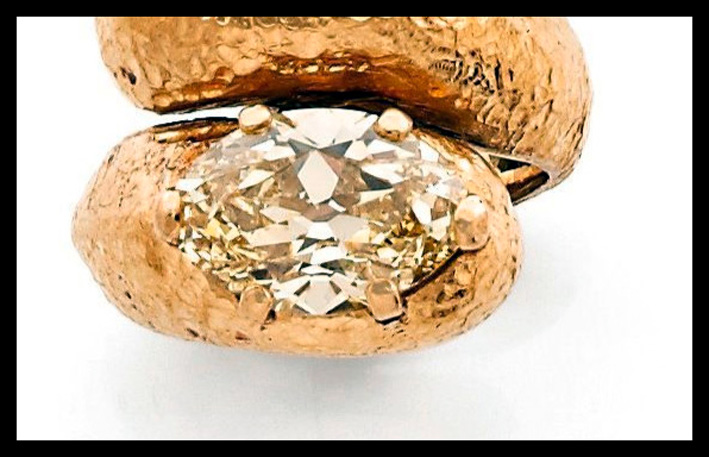 Creato nel 1923, il diamante pesa 4,67 carati