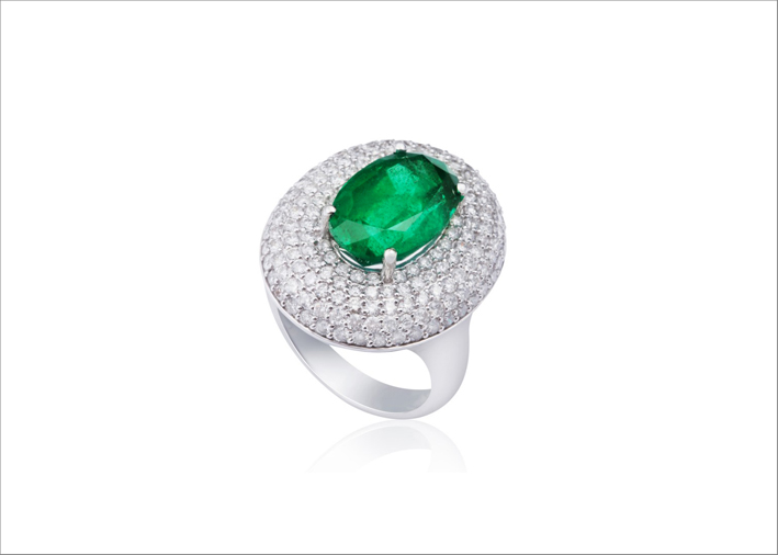 Anello con smeraldo colombiano taglio ovale e diamanti