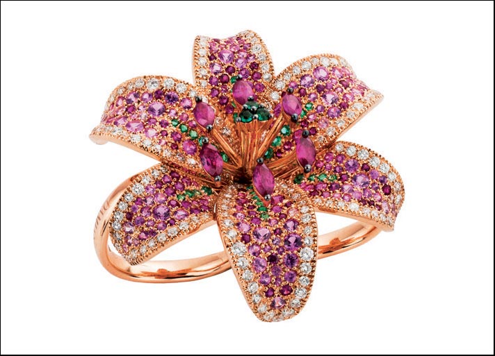 Damiani, anello Giglio, in oro rosa con diamanti bianchi, smeraldi, zaffiri e rubini che sfumano dal fucsia al rosa chiaro