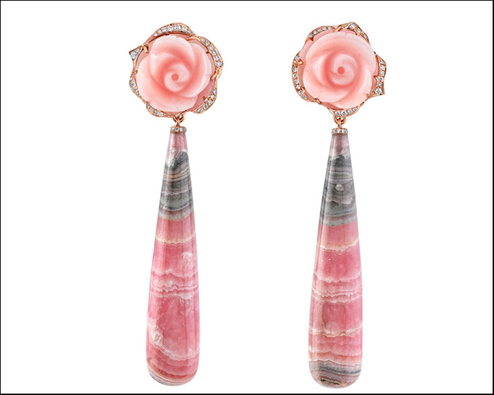 Irene Neuwirth, orecchini a forma di rosa in opale inciso, rhodocrosite tagliata a goccia e diamanti. 