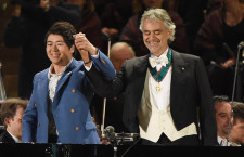 Andrea Bocelli, accanto a Lan Lang, con indosso il bracciale Cruciani