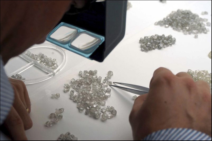 Selezione dei diamanti alla De Beers