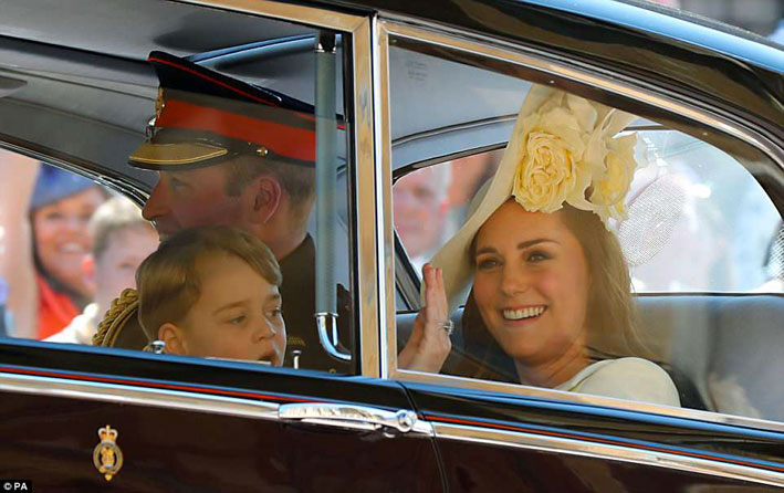 Kate Middleton, mentre va al matrimonio del principe Harry e di Meghan Markle. Al dito l'anello con zaffiro appartenuto a Diana