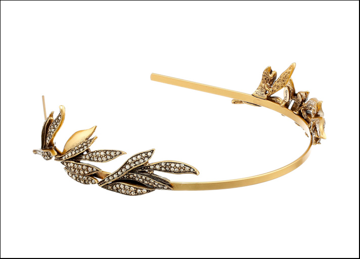 Oscar de La Renta, tiara in metallo placcato oro e cristalli. Prezzo: 300 euro