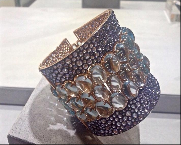 Best in Colored Gemstones above $20K: Etho Maria, bracciale alla schiava in oro rosa con topazi blu e zaffiri cabochon