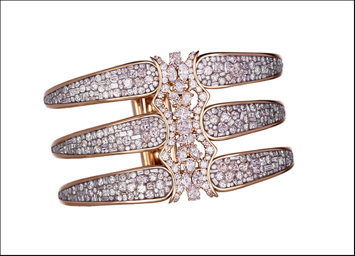 Best in Diamonds above $20K: Plevé, bracciale in oro giallo a tre cerchi aperti con diamanti di diversi tagli e dimensioni 