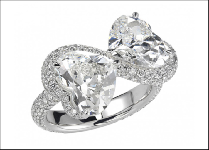 Chopard, anello Toi et Moi edizione limitata in oro bianco con due diamanti taglio cuore di da 3,03 e 3,01 carati circondati da pavé di diamanti 