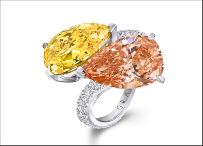 Graff Diamonds, anello con diamante Fancy Brown Orange Internally Flawless da 5,01 carati e un diamante Fancy Vivid Orange Yellow da 5,05 carati entrambi a forma di pera, con pavé di diamanti incolore sul gambo 