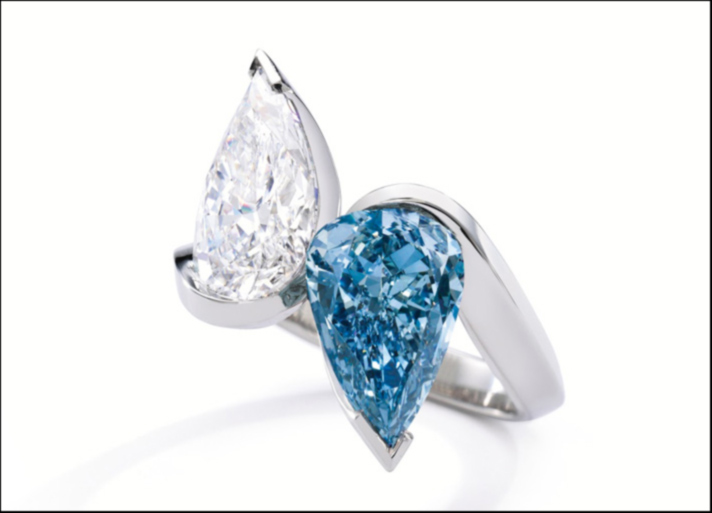 Alexandre Reza, anello con due diamanti taglio pera, uno incolore da 5,42 carati e l’altro Fancy Vivid azzurro da 5, 02 carati venduto in un’asta di Christie’s 