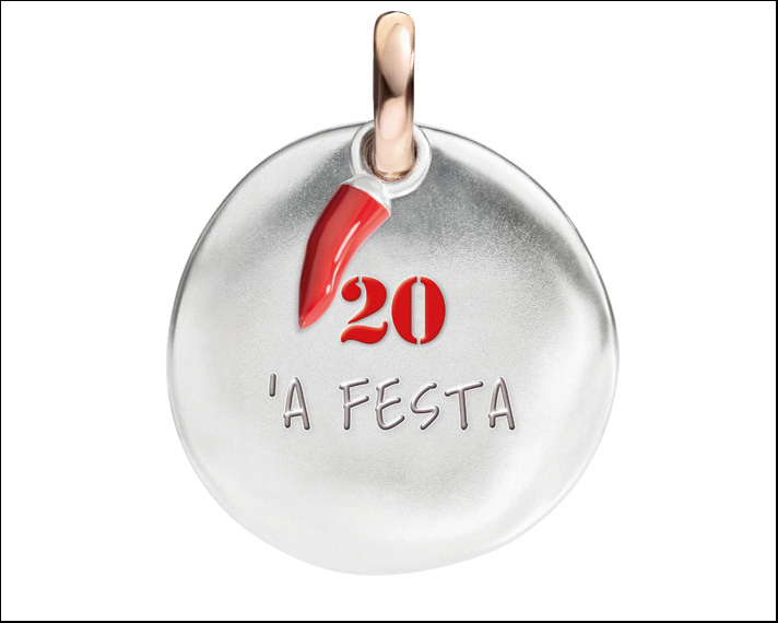 Civita, Nummeri moneta in argento con anellino d'oro e conrno in smalto rosso, numero 20 'A Festa. Prezzo 130 euro