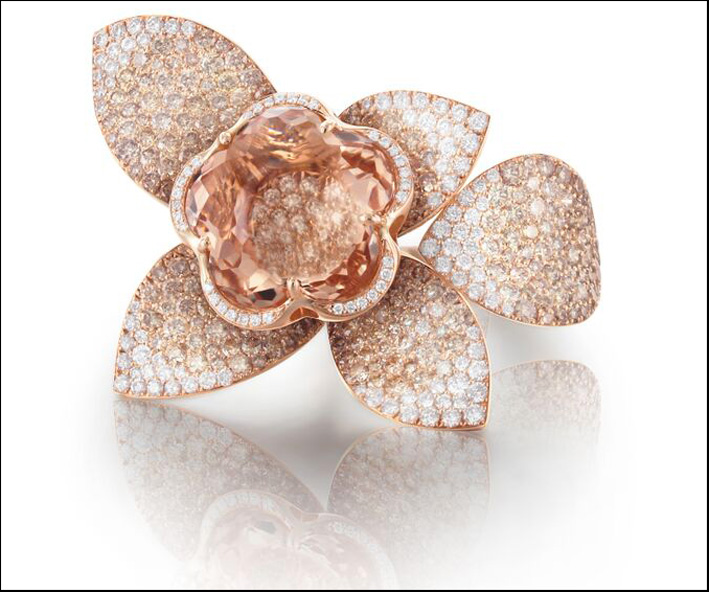 Anello della collezione Giardini Segreti linea Haute Couture , in oro rosa con pavé di diamanti e morganite centrale
