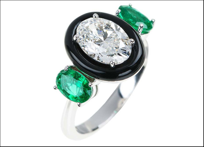 Best in Bridal: Nikos Koulis, anello Oui Collections con un diamante centrale taglio ovale, montatura in smalto nero e due smeraldi laterali taglio ovale