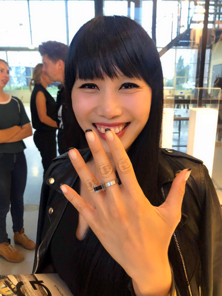 Lo Smog Free Ring indossato da Miss Yoko 