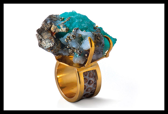 Nathalie Regnier: the Lava Leather ring. È in oro 24-karat, rodio, cuoio e uno smeraldo colombiano grezzo