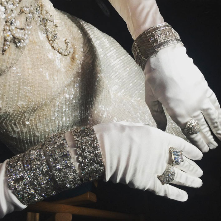 Mani guantate di Madonna, con anelli