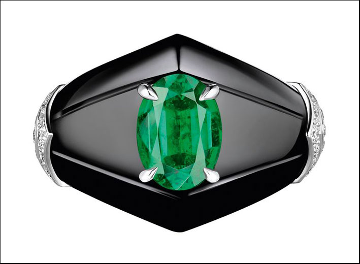 Anello Newport con un grande smeraldo, diamanti e il nero dell'onice