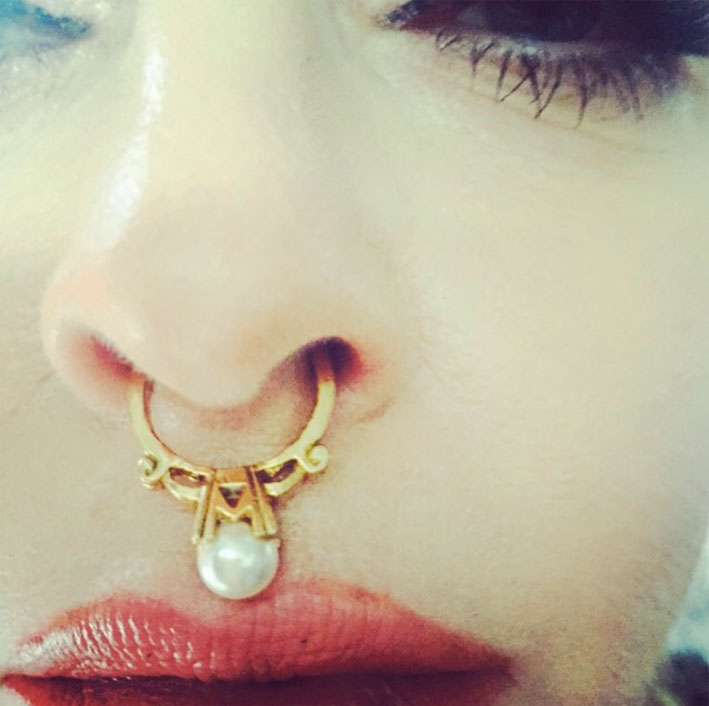 Madonna con l'anello al setto nasale