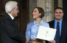 Il presidente della Repubblica, Sergio Mattarella, premia la vincitrice della scorsa edizione del Premio LiuJo Luxury, Martina Baldini. A destra, Bruno Nardelli