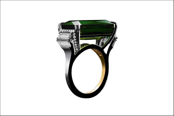 Anello con tormalina verde, diamanti, platino. Prezzo: 34.500 euro