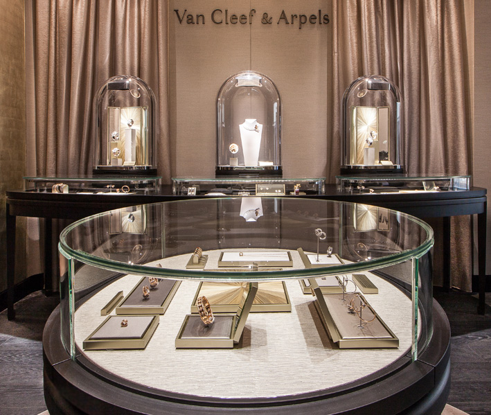 L'interno della boutique di Roma di Van Cleef & Arpels