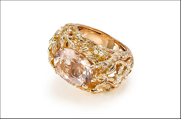 Anello in oro con piccole perle e cristallo di rocca