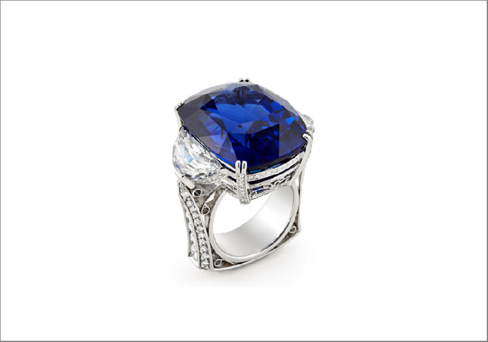 Anello con zaffiro blu di 44,88 carati taglio cuscino e diamanti 