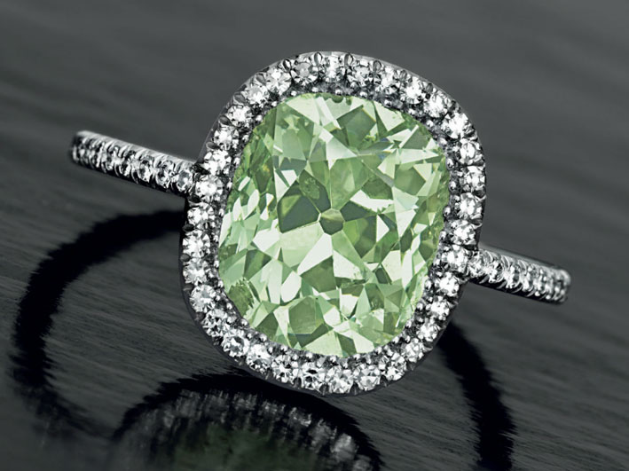 Diamante verde montato su anello firmato Jar. Venduto per 1,8 milioni di dollari nel 2014