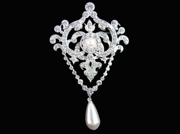 RIproduzione della spilla della regina Elizabeth con diamanti e perla a goccia