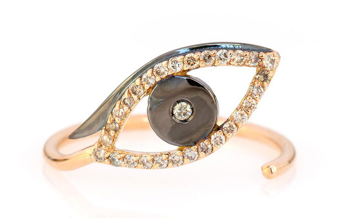 Evil Eye ring, oro rosa, diamanti bianchi e brown. Prezzo: 855 sterline