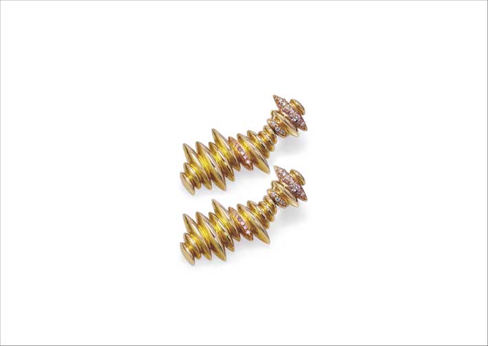 Orecchini della collezione Bach in oro giallo e diamanti pink e grey