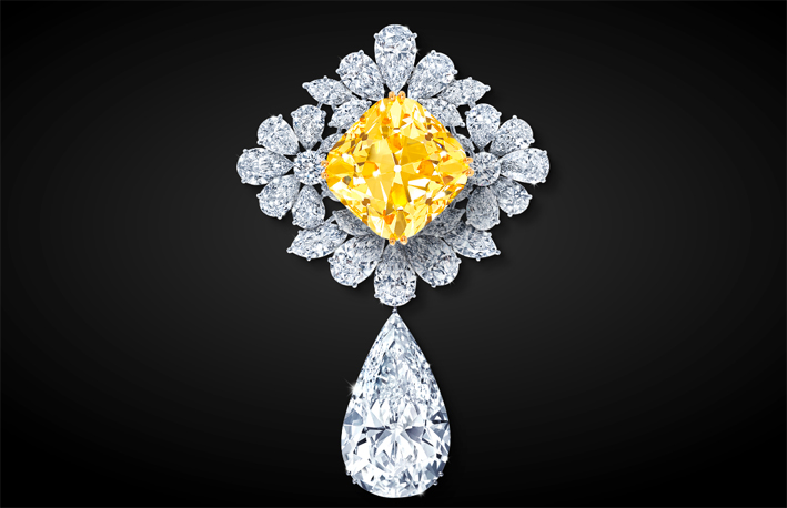La spilal The Royal Star of Paris, con due diamanti di oltre 100 carati ciascuno