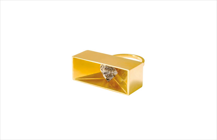 Anello in oro con diamante grezzo di 3,39 carati