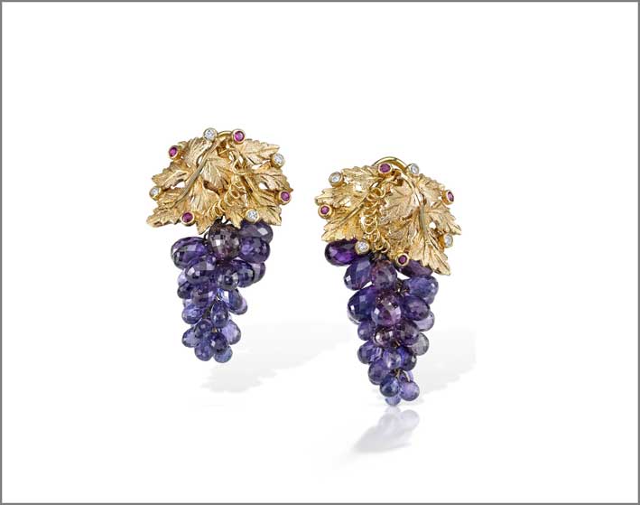 Orecchini con 50 carati di zaffiro viola, foglie in oro giallo 18 carati, diamanti rossi e bianchi