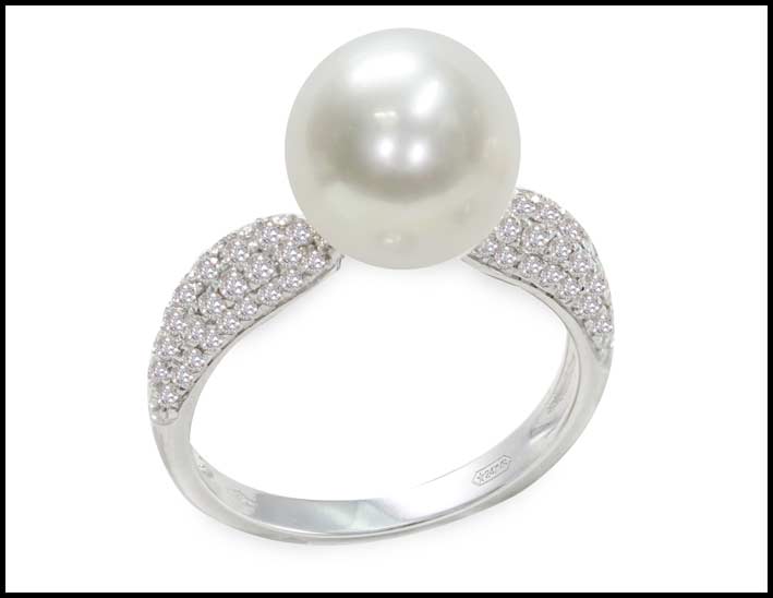 Anello in oro bianco 750‰, diamanti ct. 0,50, perla piena perlagione 9½x10 mm