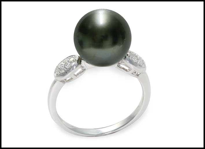 Anello in oro bianco 750‰, diamanti ct. 0,10, perla Tahiti 10-11 mm